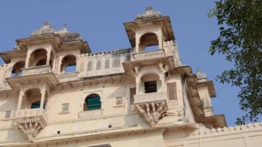 Gündüz farklı açılardan çekilen tarihi saray benzersiz mimarisi Udaipur Rajasthan Hindistan 'daki şehir sarayında çekilmiştir..