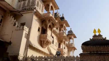 Gündüz farklı açılardan çekilen tarihi saray benzersiz mimarisi Udaipur Rajasthan Hindistan 'daki şehir sarayında çekilmiştir..