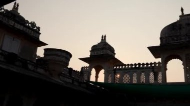 Sarayın dış görünüşü güneş yıldızı patlaması ve parlak turuncu gökyüzü ile sabah