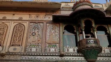 Şehir Sarayı, Udaipur Rajasthan Hindistan 'da sabah saatlerinde farklı açılardan çekilmiş tarihi saray sanatsal duvar tasarımı..