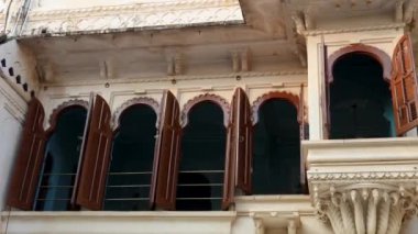 Şehir Sarayı, Udaipur Rajasthan Hindistan 'da farklı açılardan çekilmiş tarihi saray sanatsal dış pencere tasarımı..
