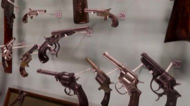 Udaipur rajasthan Hindistan 'da kapalı alanda savaş için antika silahlar çekildi..