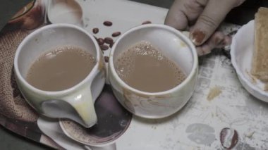 Sıcak çay bardakta servis edilir, ferahlatıcıdır. Detaylara dikkat edin.