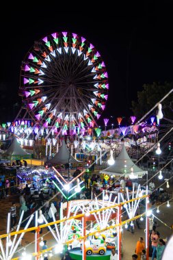 Jodhpur yerel fuarı Rajasthan Hindistan 'da 19 Ağustos 2024' te çekilen farklı salıncaklara sahip Hint festivali gece videosu..