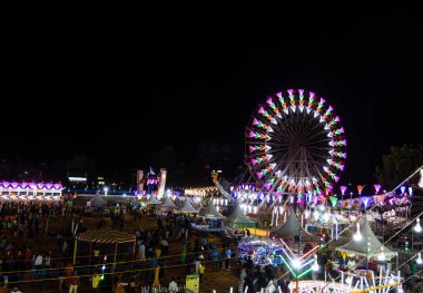 Jodhpur yerel fuarı Rajasthan Hindistan 'da 19 Ağustos 2024' te çekilen farklı salıncaklara sahip Hint festivali gece videosu..