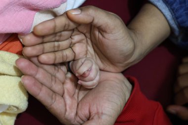 Yeni doğan aile fertleriyle el ele hoş geldin.