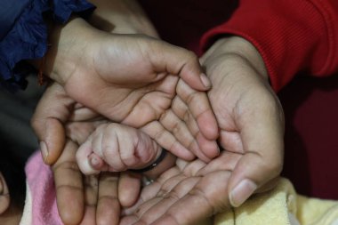 Yeni doğan diğer aile fertlerine farklı bir bakış açısından el ele tutuşarak hoş geldiniz.