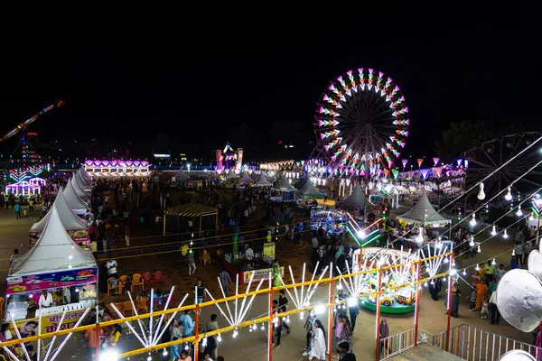Jodhpur yerel fuarı Rajasthan Hindistan 'da 19 Ağustos 2024' te çekilen farklı salıncaklara sahip Hint festivali gece videosu..
