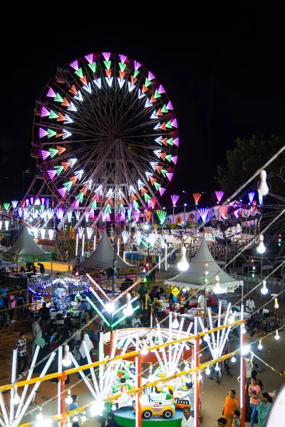 Jodhpur yerel fuarı Rajasthan Hindistan 'da 19 Ağustos 2024' te çekilen farklı salıncaklara sahip Hint festivali gece videosu..