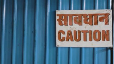 Akşamları inşaat alanında uyarı panosu