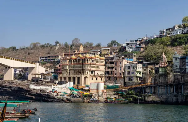 Sabah kutsal nehir kıyısındaki antik Hindu hac tapınağı farklı bir perspektiften 10 Mar 2024 'teki Omkareshwar khandwa madhya pradesh Hindistan' da çekilmiştir..