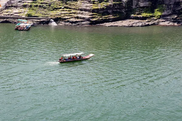 Turist feribotları sabah nehirde hava manzaralı geleneksel ahşap botlar 10 Mar 2024 'te Hindistan' daki Omkareshwar khandwa madhya pradesh 'te çekilir..