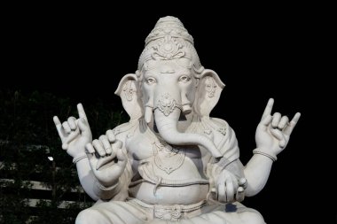 Hindistan 'ın Ujain Madhya Pradesh koridorunda, farklı açılardan çekilen Hint tanrısı Ganesha putu mahakaleshwar mahakal tapınağı görüntüsü..