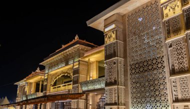 Kutsal Hindu tapınağının gece girişi Mahakaleshwar Mahakal Tapınağı koridoru ujain madhya pradesh Hindistan 'da çekildi..