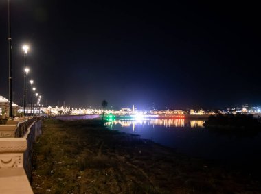 Farklı açılardan renkli ışıklandırmalı şehir gece görüntüsü mahakaleshwar mahakal tapınak koridoru ujain madhya pradesh Hindistan 'da çekilmiştir..