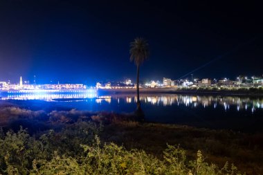 Farklı açılardan renkli ışıklandırmalı şehir gece görüntüsü mahakaleshwar mahakal tapınak koridoru ujain madhya pradesh Hindistan 'da çekilmiştir..