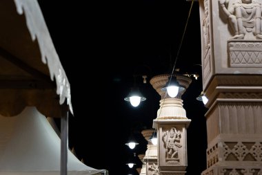 Artistik kutsal Hindu tapınağı koridoru gece görünümü Mahakaleshwar mahakal tapınağı koridoru ujain madhya pradesh Hindistan 'da alınır..