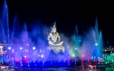 Hindu tanrısı Shiva 'nın dramatik ve soyutlanmış idolü geceleri dışarıda arabuluculuk yapıyor.