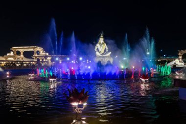Hindistan 'ın Ujain Madhya Pradesh tapınağı koridorundaki mahakaleshwar mahakal görüntüsünde arabuluculuk yapan Hindu tanrısı Shiva' nın dramatik idolü..