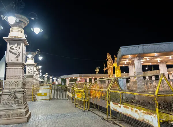 Kutsal Hindu tapınağı kompleksi gece görünümü mahakaleshwar mahakal tapınağı koridoru ujain madhya pradesh Hindistan 'da alınır..