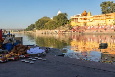Kutsal Nehir Bankası 'nda sabah saatlerinde, benzersiz bir perspektiften çekilen dini ayinler, Mar 09 2024' te Ujain Madhya Pradesh Hindistan 'ında çekilmiştir..