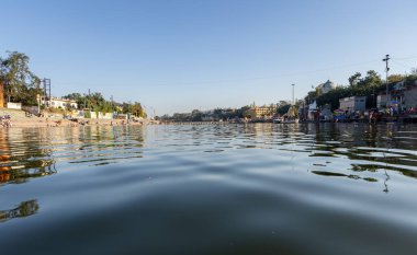 Kutsal Shipra nehri kıyısı sabah hava açık mavi gökyüzü düşük açılı görüntü Mar 09 2024 'te Ujain Madhya Pradesh Hindistan' da çekildi..