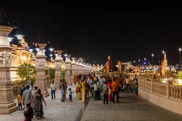 Sanatsal kutsal Hindu tapınağı koridorunda gece yarısı yürüyen insanlar Mar 09 2024 'te Mahakaleshwar mahakal tapınağı koridorunda, Ujain Madhya Pradesh Hindistan' da çekiliyor..