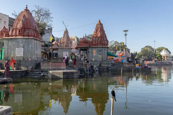 Eski tapınağı ve parlak mavi gökyüzü olan el değmemiş kutsal Shipra nehri kıyısı sabah vakti Mar 09 2024 'teki Ujain Madhya Pradesh Hindistan' ında görüntülenir..