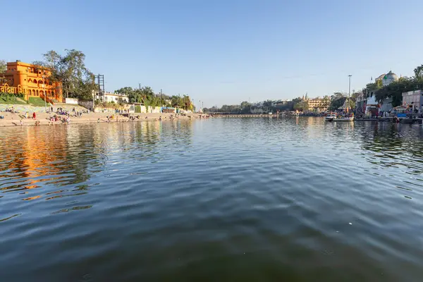Kutsal Shipra nehri kıyısı sabah hava açık mavi gökyüzü düşük açılı görüntü Mar 09 2024 'te Ujain Madhya Pradesh Hindistan' da çekildi..
