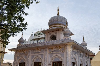 Akşamları değişik açılardan gökyüzü ve canlı mimarisi ile kutsal Hindu tapınağı Ram Janmabhoomi Ayodhya Uttar Pradesh Hindistan 'daki Kanak Bhawan tapınağında çekiliyor..