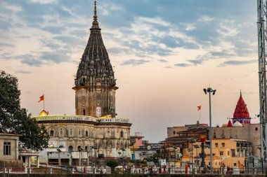 Kutsal Hindu tapınağının canlı mimarisi ve farklı açılardan dramatik gökyüzü Ram JanmabhoomiAyodhya Uttar Pradesh Hindistan 'da çekilmiştir..