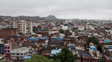 Bulutlu Gökyüzü ve Yoğun Şehir Görünümü ile Akşam Şehri görüntüsü Pachetia Hill Jodhpur Rajasthan Hindistan 'dan alınmıştır..