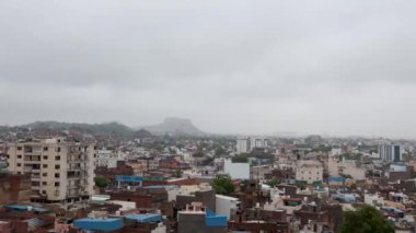 Akşamları Bulut Hareketi 'nin zaman çizelgesi ile yoğun şehir manzarası Pachetia Hill Jodhpur Rajasthan' dan alınmıştır..