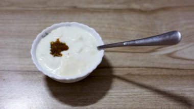 Kapalı Masada Kaşıklı Tereyağlı Tabak