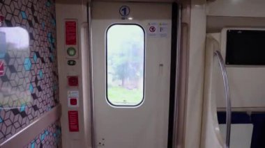 Yolcu Treni Kapı Penceresi Gündüz Hareket Ediyor