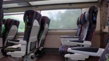 Vande bharat tren vagonunda gündüz görüntülü boş yolcu koltuğu çekiliyor..