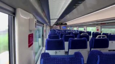 Hızlı trenin gündüz saatlerinde Boş Koltuk ve Pencere Görünümlü Yolcu Koçları