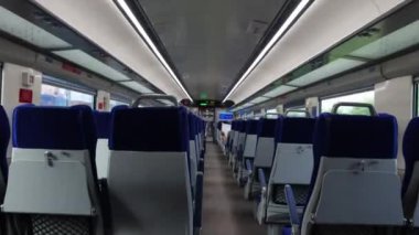 Gündüz Hareket Eden Ekspres Treninin Yolcu Koçları