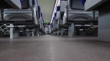 Düşük açılı ve Gündüz Hızlı Trenin Yolcu Koçları