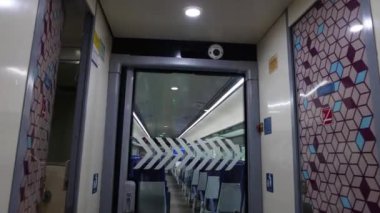 Gündüz vakti Otomatik İşletilen Yolcu Ekspres Treni Kapısı