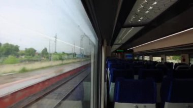 Yolcu Treni Pencere Görünümü Gün boyunca hareket bulanıklığı ile