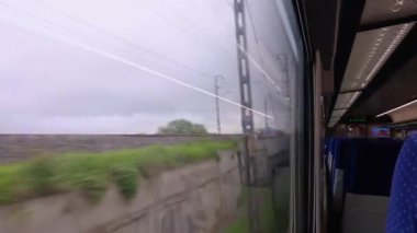 Yolcu Treni Pencere Görünümü Gün boyunca hareket bulanıklığı ile