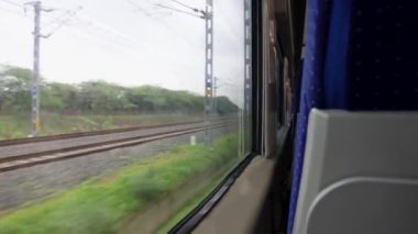 Yolcu Treni Pencere Görünümü Gün boyunca hareket bulanıklığı ile