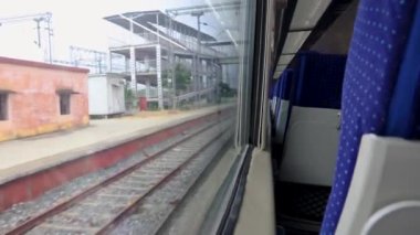 Yolcu Treni Pencere Görünümü Hareket İstasyonunda Gün boyunca hareket bulanıklığı ile