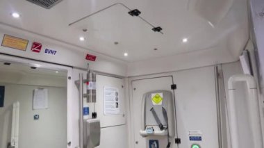 Gündüz gözüyle yüksek hızlı yolcu treninin modern tuvaleti.