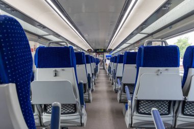 Vacant Seat ve Window View ile yolcu vagonları yüksek hızlı tren görüntüsü sırasında Abu karayolu istasyonu Rajasthan Hindistan 'daki Vande Bharat veya Hindistan tren istasyonunda çekilmiştir..