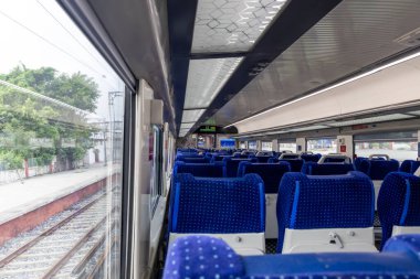 Vacant Seat ve Window View ile yolcu vagonları yüksek hızlı tren görüntüsü sırasında Abu karayolu istasyonu Rajasthan Hindistan 'daki Vande Bharat veya Hindistan tren istasyonunda çekilmiştir..