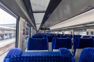 Vacant Seat ve Window View ile yolcu vagonları yüksek hızlı tren görüntüsü sırasında Abu karayolu istasyonu Rajasthan Hindistan 'daki Vande Bharat veya Hindistan tren istasyonunda çekilmiştir..