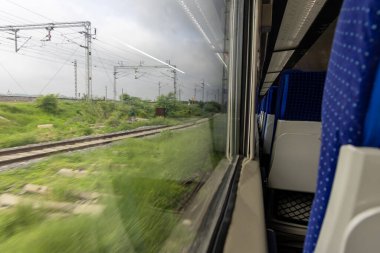 Hızlı Yolcu Treni Pencere Görünümü Gündüz Hareket Bulanık görüntüsüyle Abu karayolu istasyonu Rajasthan Hindistan 'daki Vande Bharat veya Hindistan tren istasyonunun görüntüsü alınmıştır..