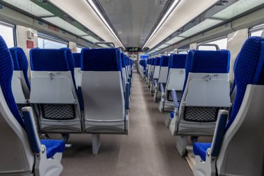 Vacant Seat ve Window View ile yolcu vagonları yüksek hızlı tren görüntüsü sırasında Abu karayolu istasyonu Rajasthan Hindistan 'daki Vande Bharat veya Hindistan tren istasyonunda çekilmiştir..